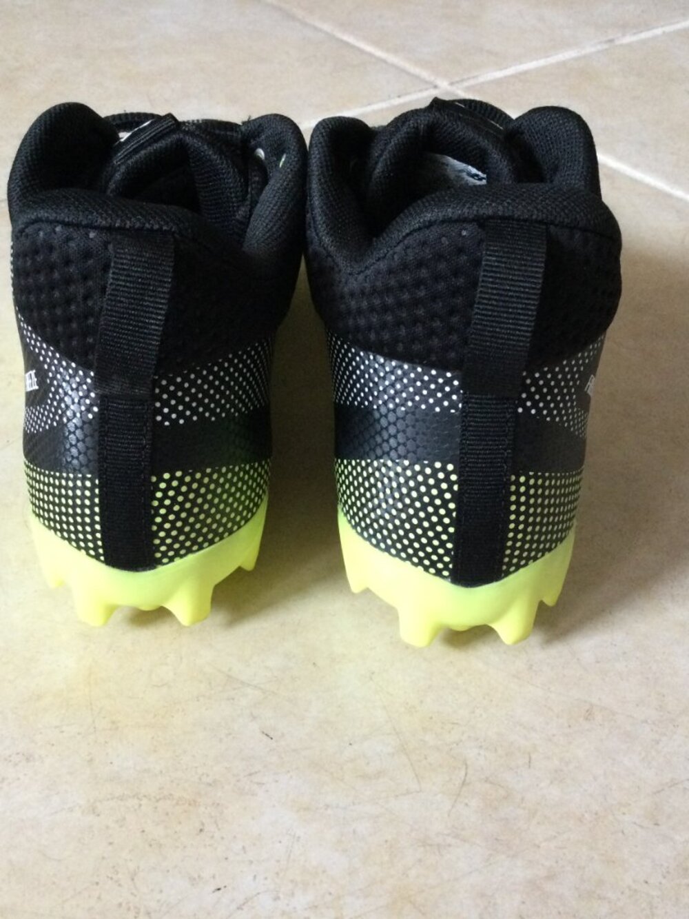 SOLD New Balance Kids FreezeLX v4 Lacrosse cleats Black and Hi-Lite colorway - Picture 4 of 7
